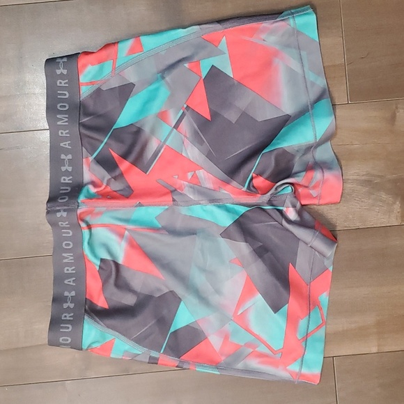 Under Armour Spandex Shorts - Picture 2 of 2